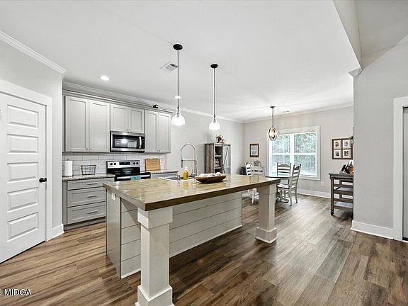 2nd image of 161 Fairway Cir