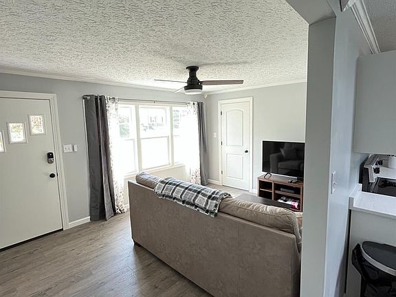 3rd image of 5713 White Oak Dr