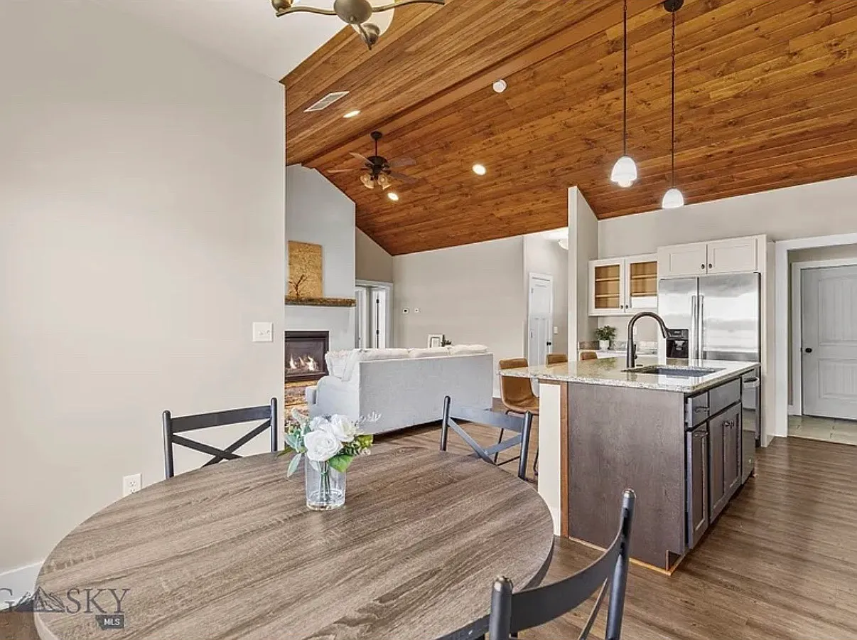 4 bed, 1690 sqft, $2,900 — Photo 4