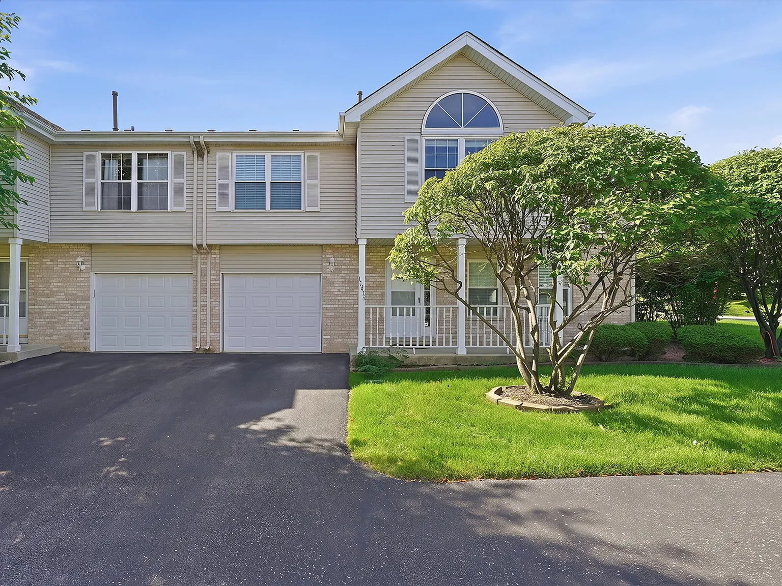 2 bed, 1.5 bath, 1900 sqft, $2,800 — Photo 1