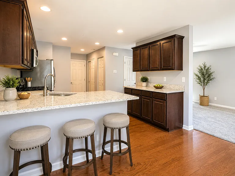 2540 Carlisle Ln — Photo 9