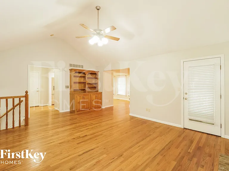 7357 N Rhode Ave — Photo 4