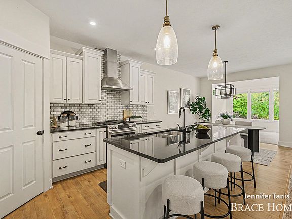 5th image of 4410 Keena Ct NE