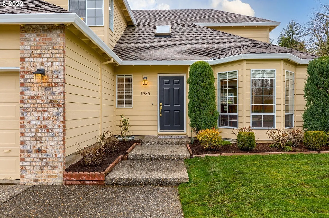 4 bed, 2.5 bath, 2091 sqft, $3,000 — Photo 2