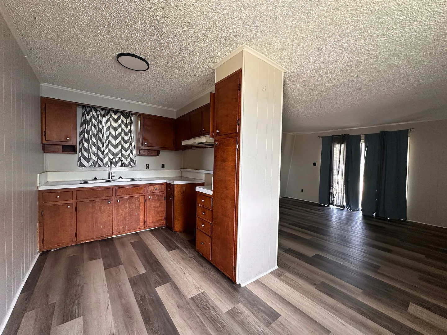 Updated 1 Bed 1 Bath Mobile Home — Photo 3