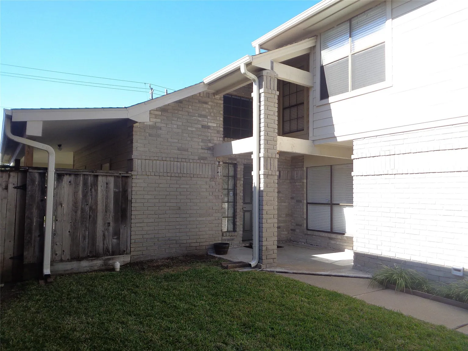 3 bed, 2.5 bath, 1947 sqft, $1,995 — Photo 3