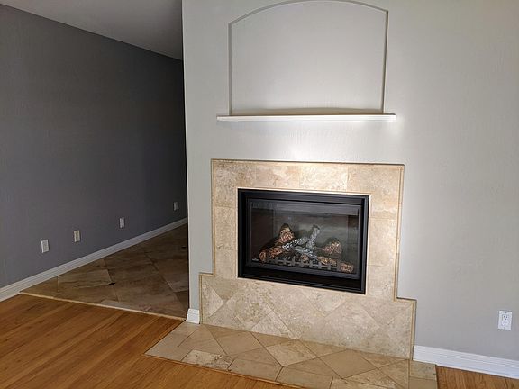 Gas fireplace