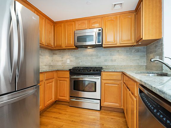 2nd image of 116-24 Grosvenor Ln #2C