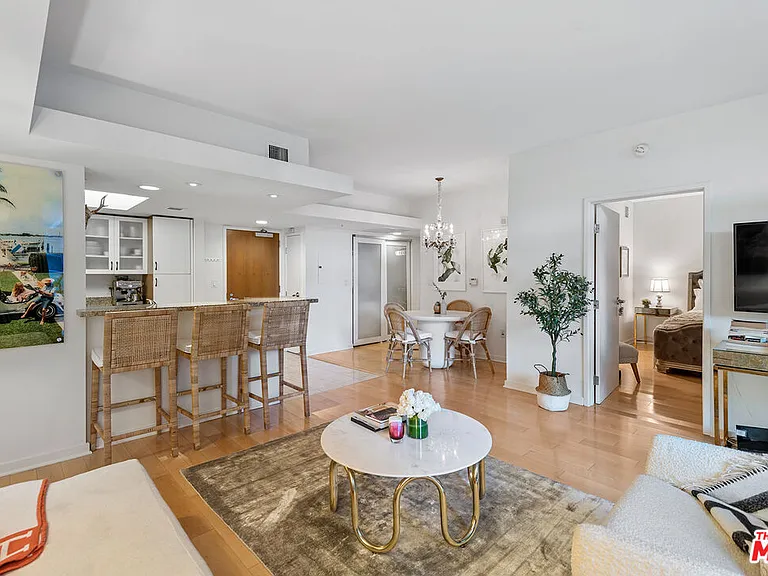 13700 Marina Pointe Dr #327 — Photo 1