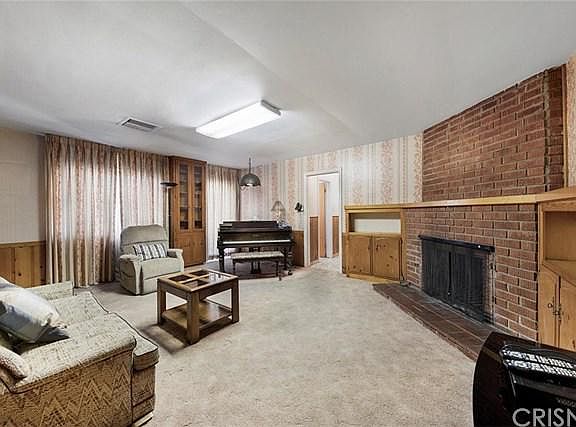 4th image of 1545 N Cypress Ave