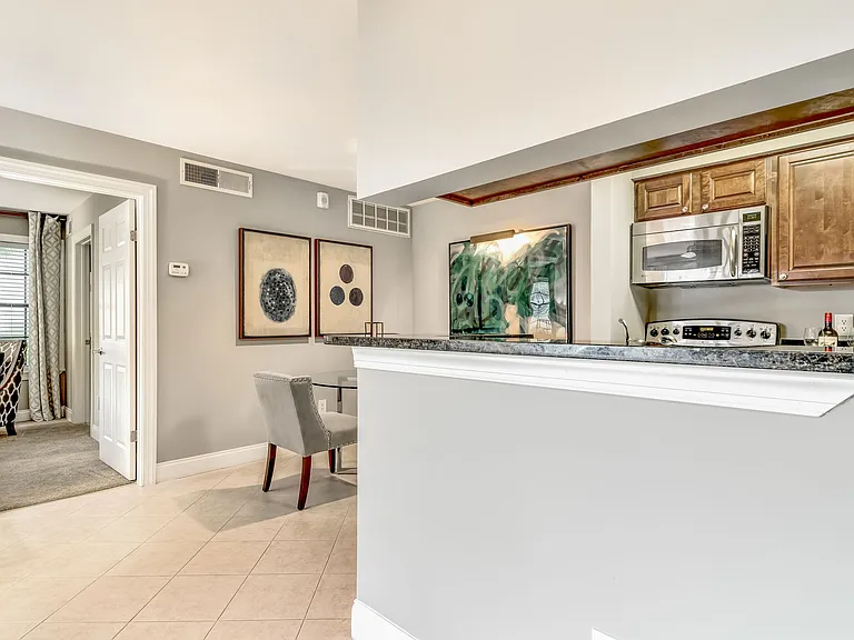 Mizner Court — Photo 40