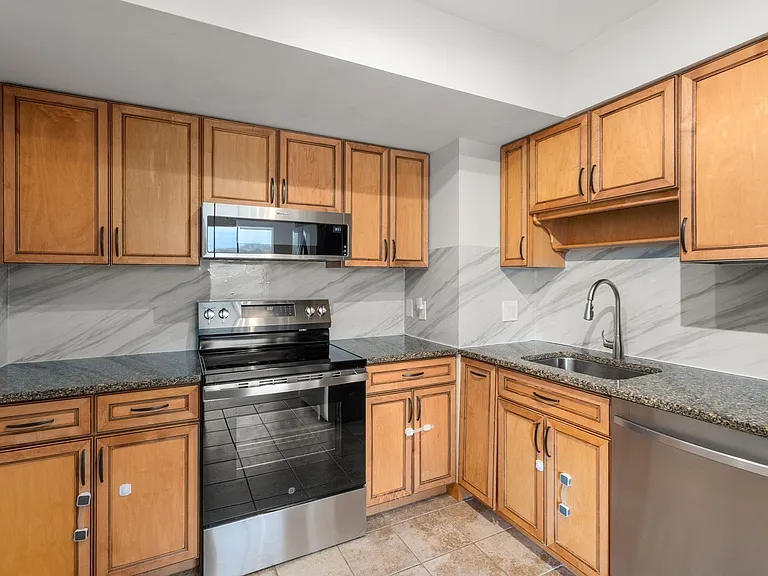 250 Hammond Pond Pkwy #609N — Photo 10