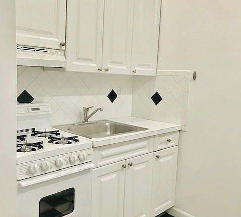 4th image of 423 E 83rd St APT E