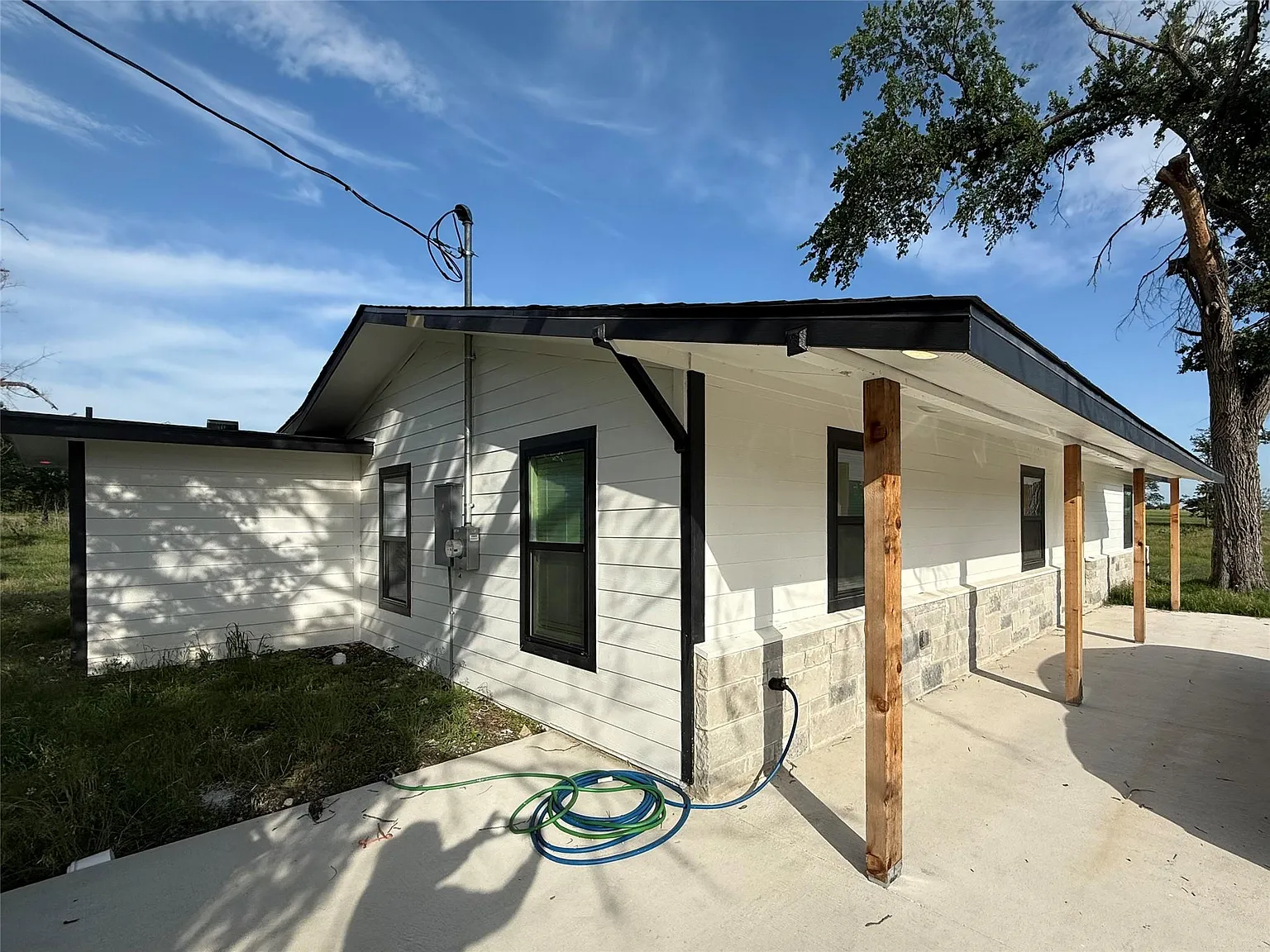 3 bed, 2.0 bath, 1223 sqft, $1,900 — Photo 3