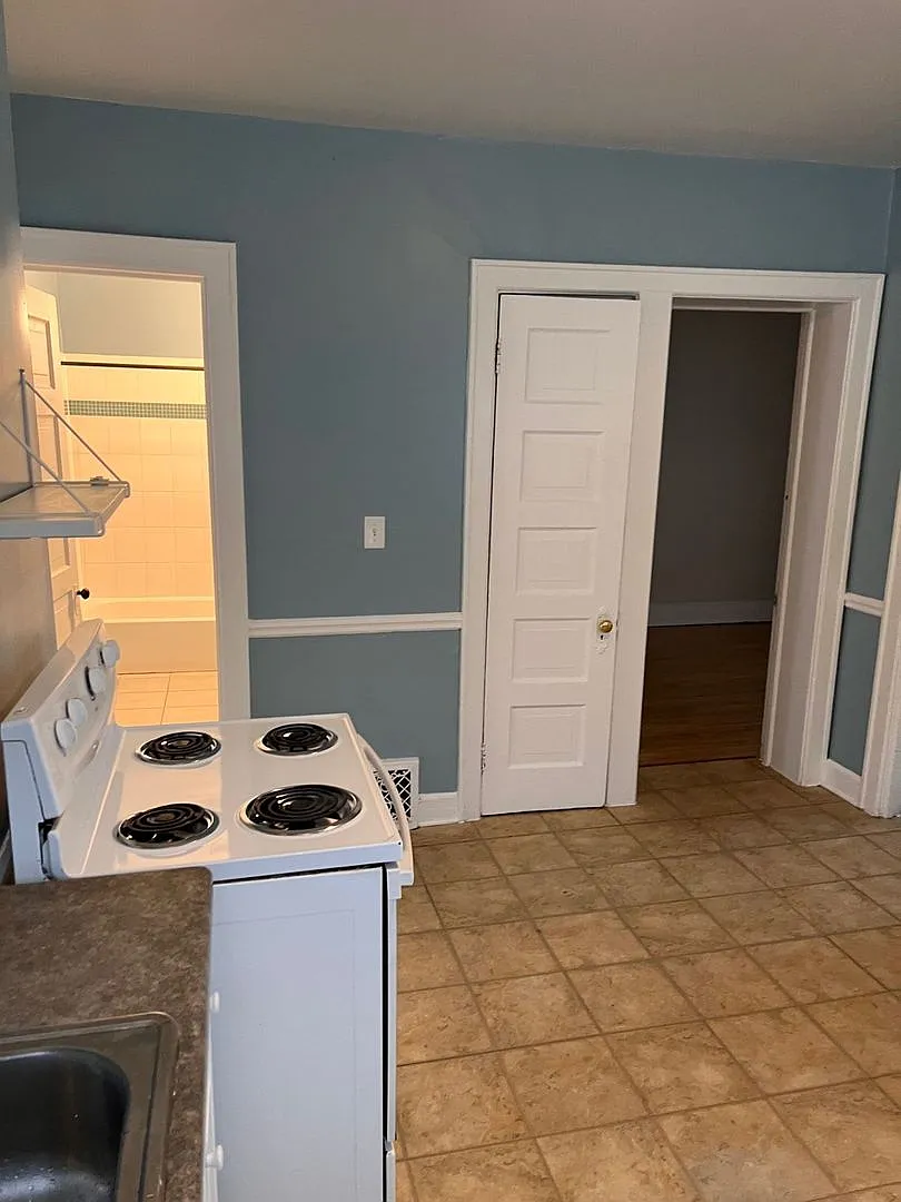 Large Spacious 4 Bedroom UPPER with Large Living Room and Dining Area!! — Photo 4