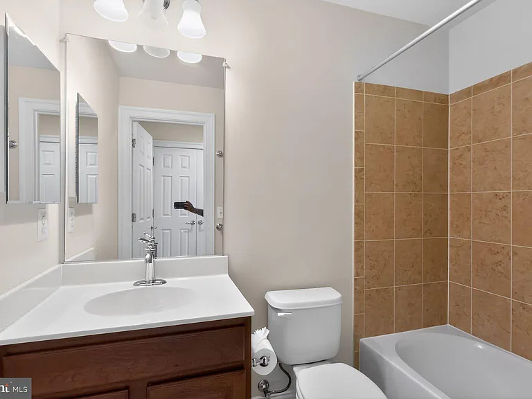 25450 Hopton House Ter — Photo 33