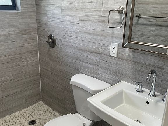 4th image of 600 SW 10th St APT 7