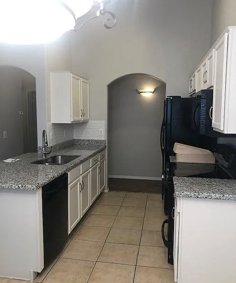 960 E Mountain View Rd — Photo 3