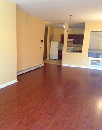 4th image of 10009 Metropolitan Ave