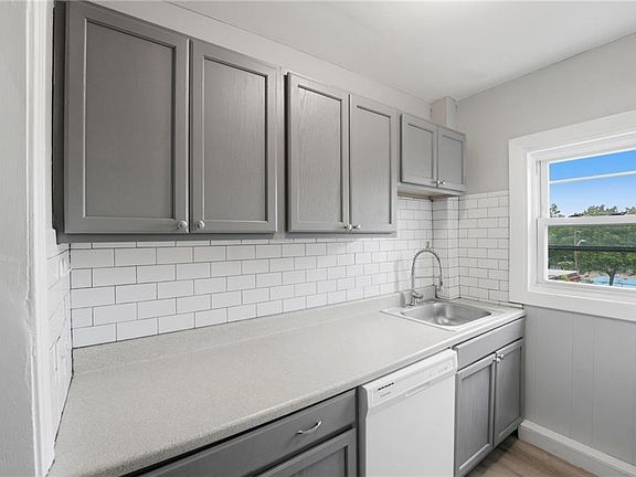 3rd image of 23 Penn St APT 3R