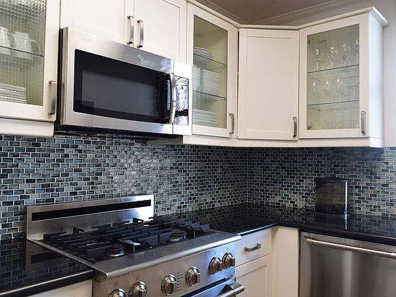 3rd image of 301 E 87th St #12_F
