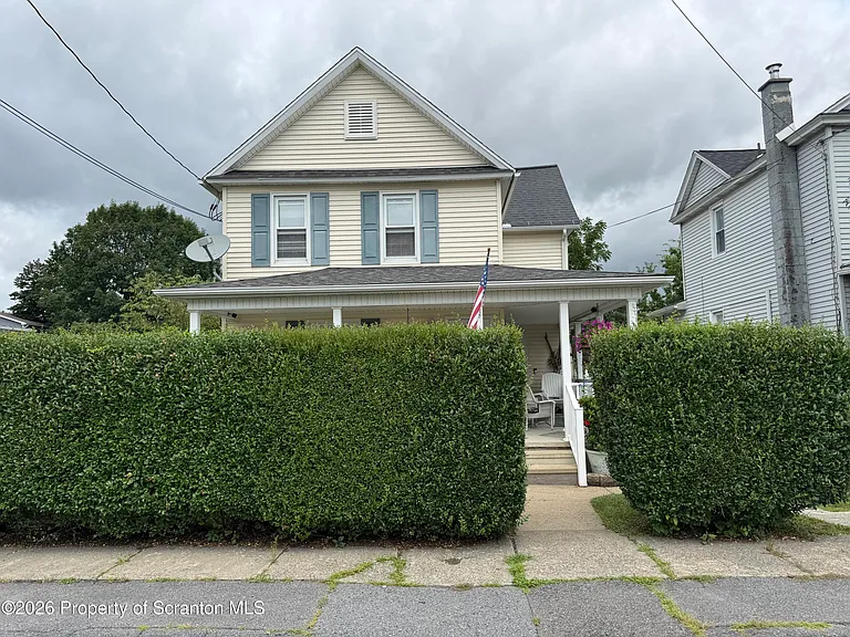 627 Sherwood Ave — Photo 2
