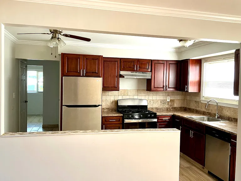 300 Jefferson Ave #1 — Photo 7
