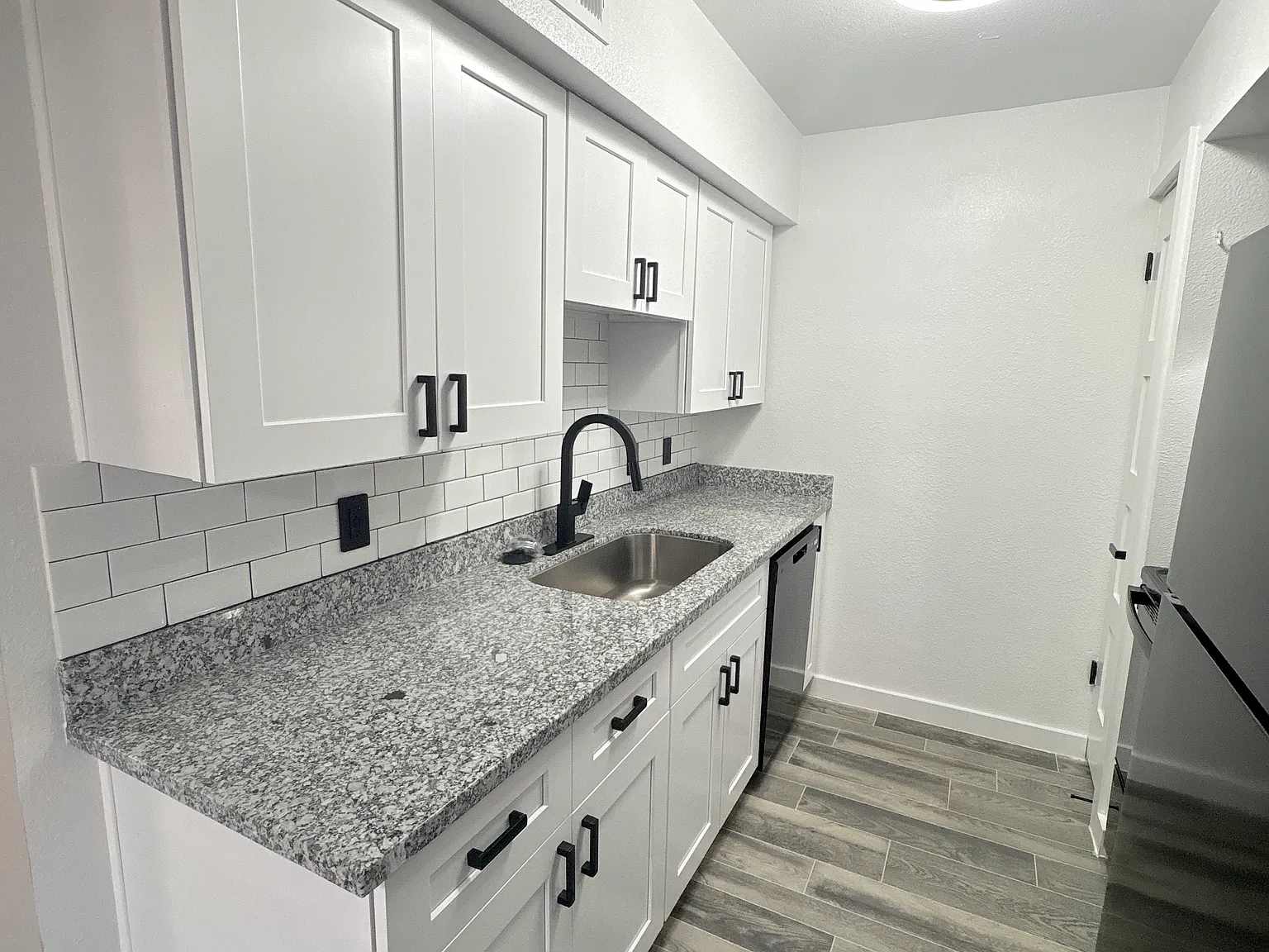 Bateswood Manor Apartments — Photo 1