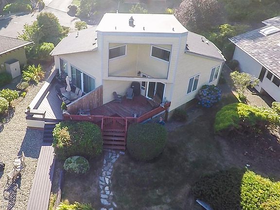 4th image of 1138 NE West Lagoon Dr