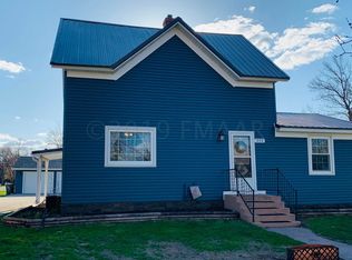 215 1st St NW, Hillsboro, ND 58045