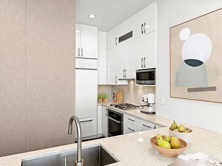 211 W 18th St #5 — Photo 4