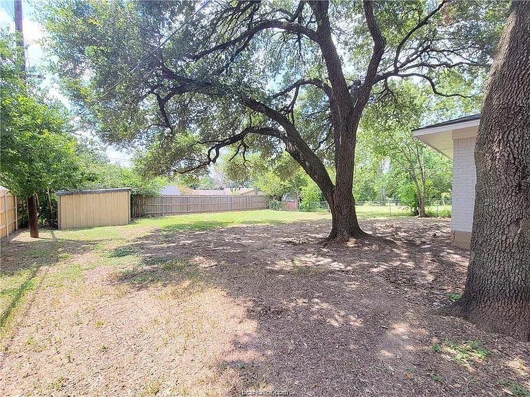 1409 Broadmoor Dr — Photo 14