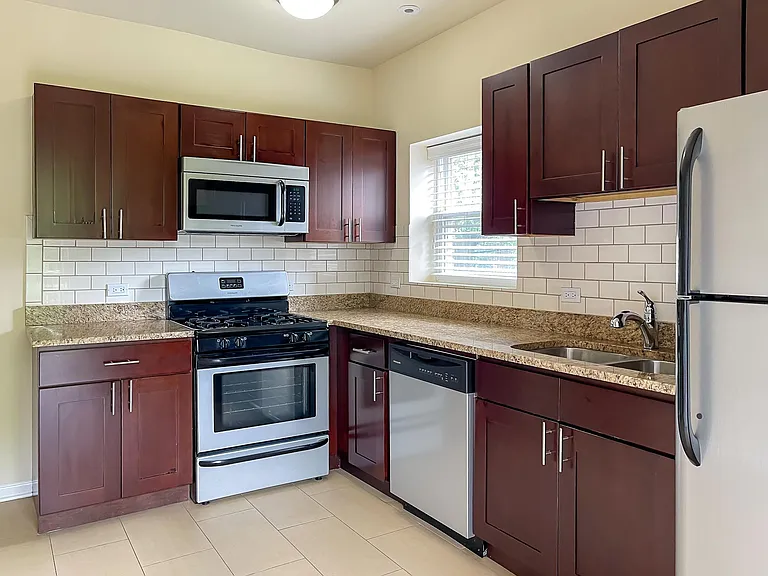 Necedah at 4740-4748 South Greenwood — Photo 10