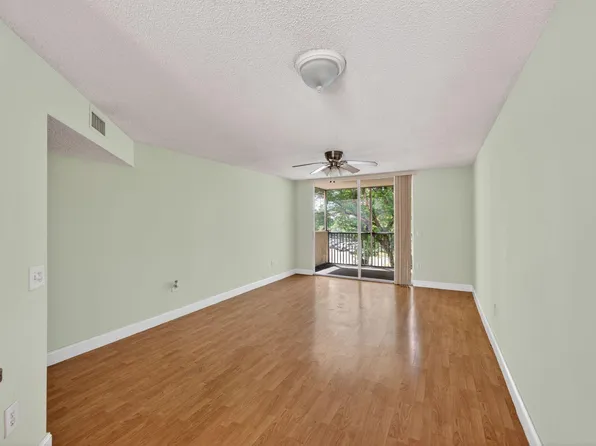 8373 Lake Drive Apt 307, Doral, FL 33166