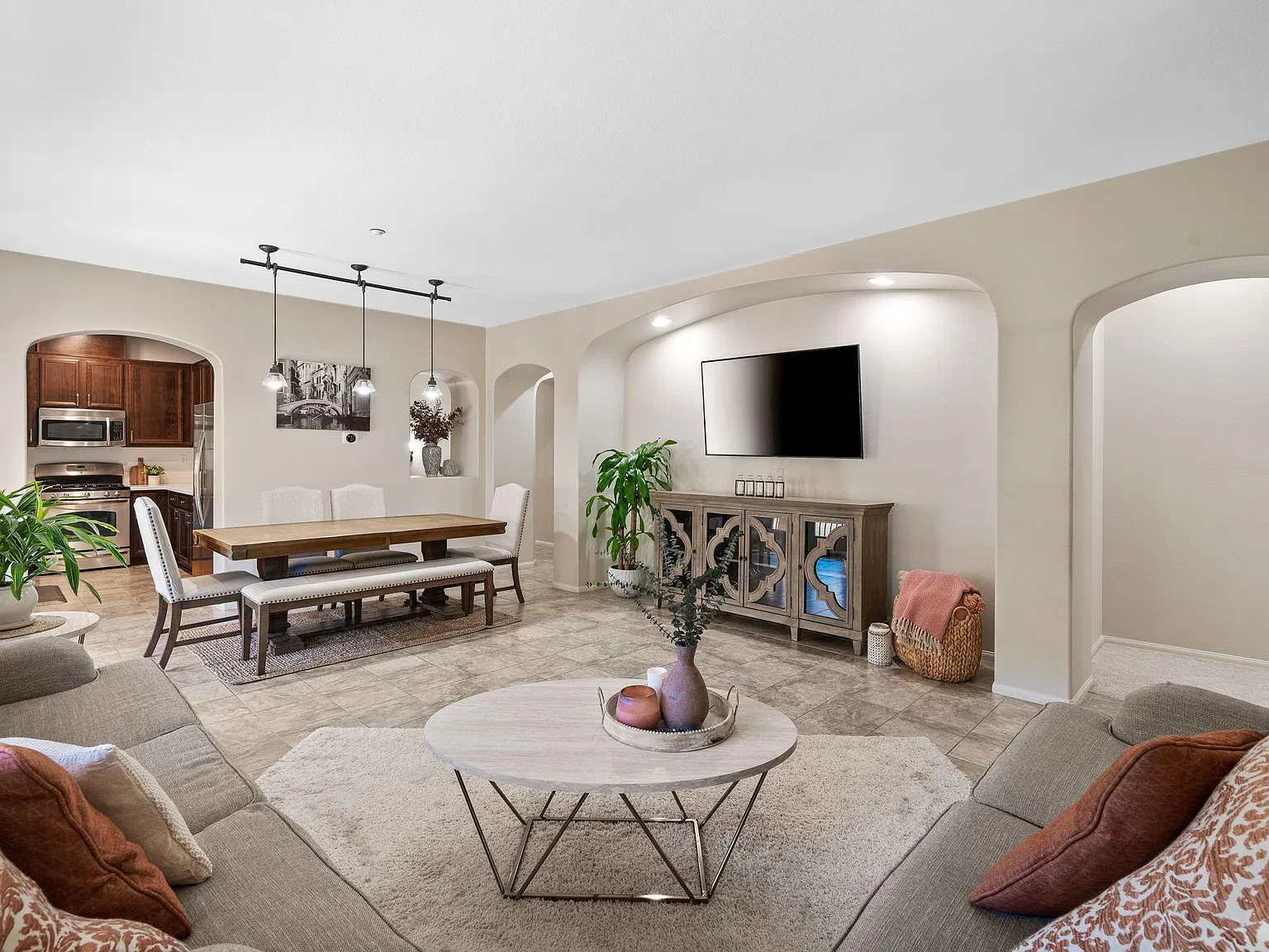 2 bed, 1602 sqft, $2,600 — Photo 3
