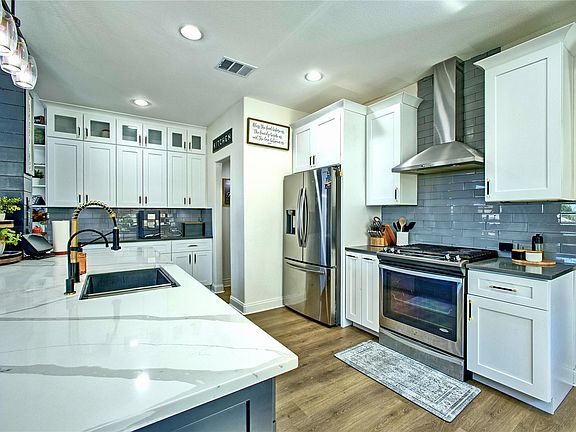 4th image of 305 Lightcliff St