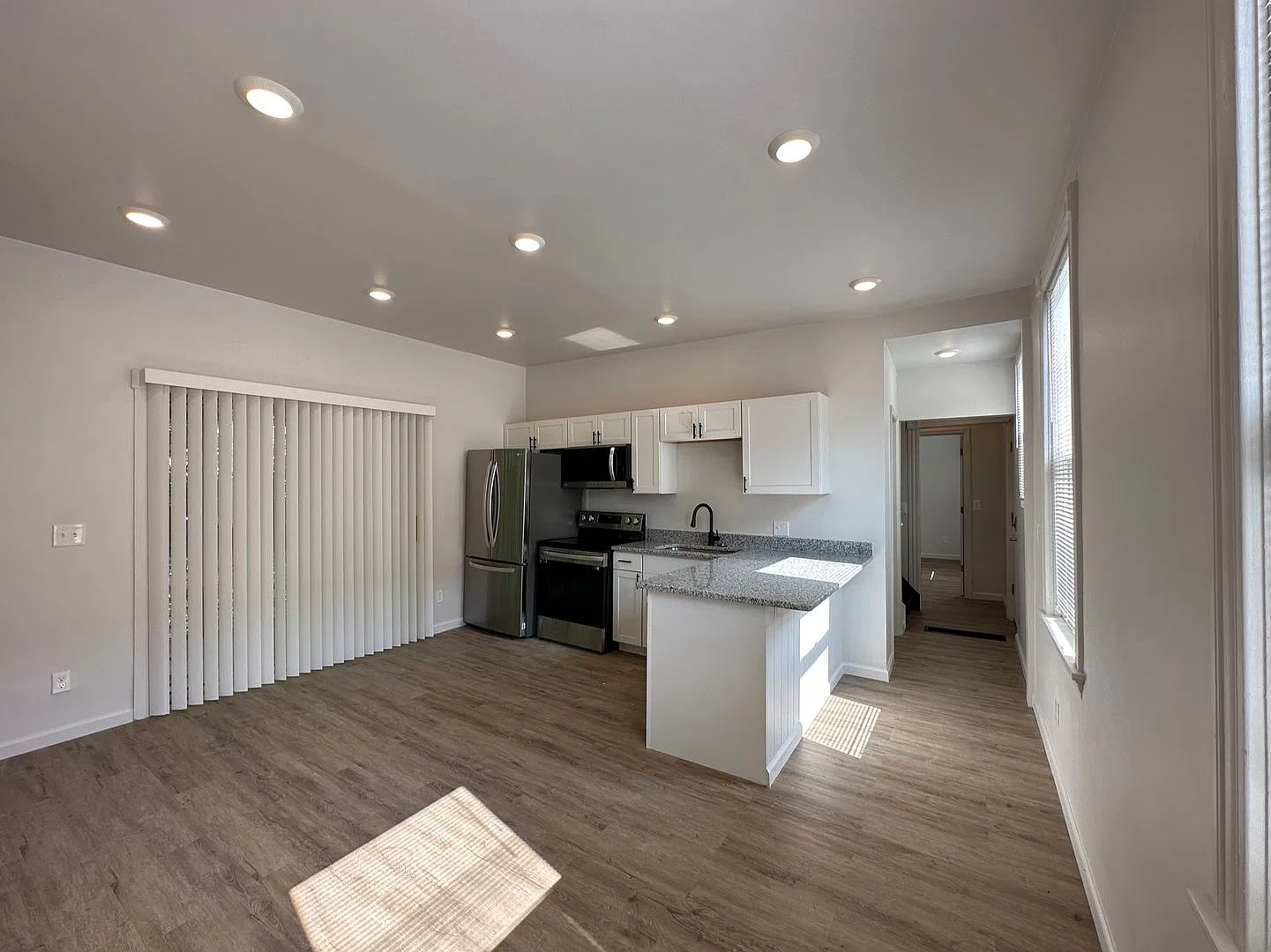 6 Bed/2 Bath w/Ample Parking Mins. from UC $750/pp ($4500/mo) — Photo 4