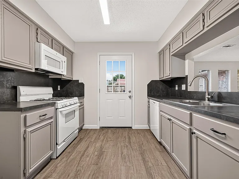 7407 Cortes Dr — Photo 10
