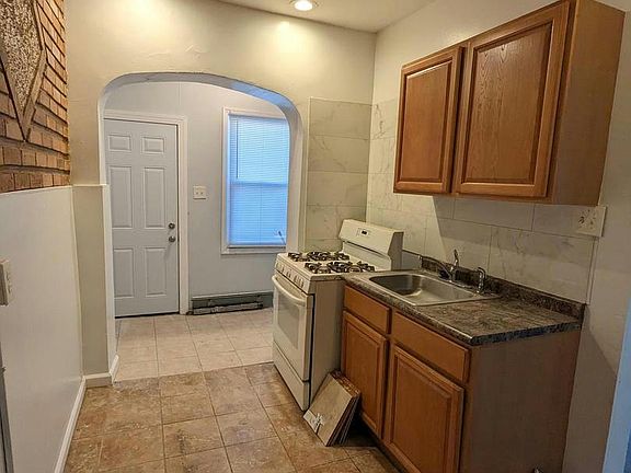 4th image of 1915 Colonial St