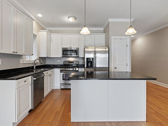 2nd image of 2461 W Foster Ave APT 1E