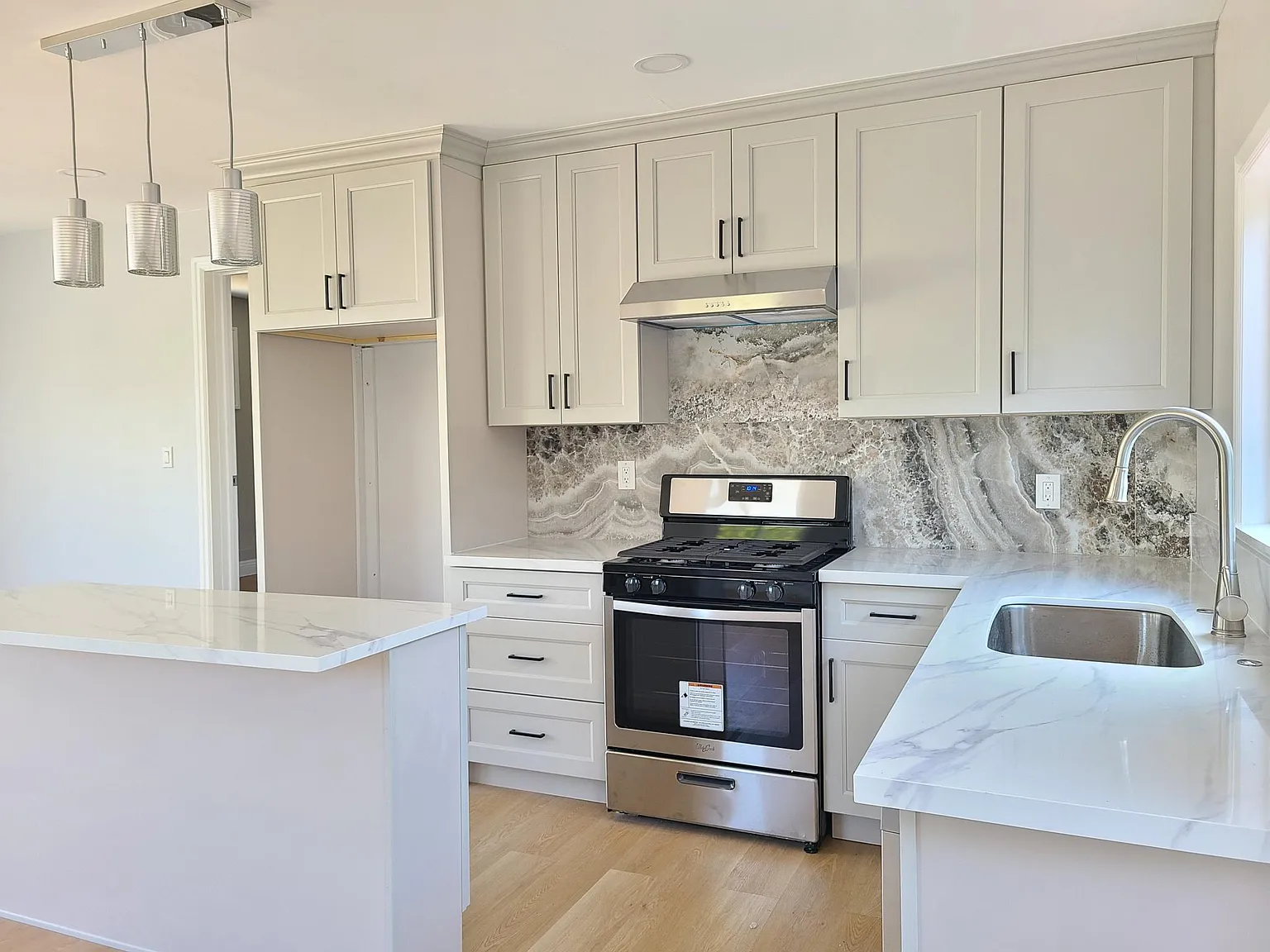 2 bed, 670 sqft, $2,200 — Photo 3