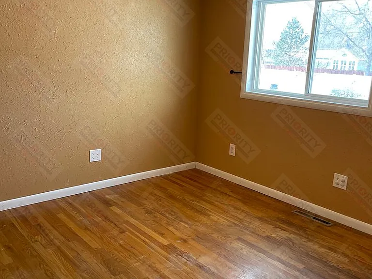 208 E Sunset Dr — Photo 5