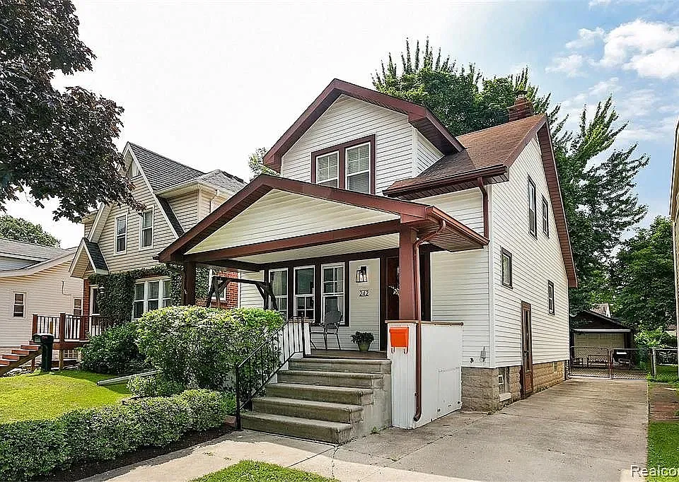 242 University St