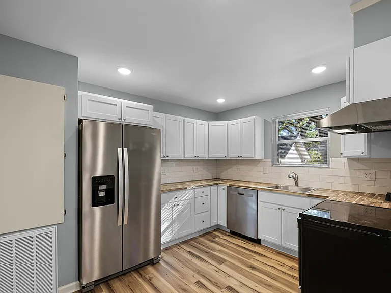 218 W King St — Photo 8