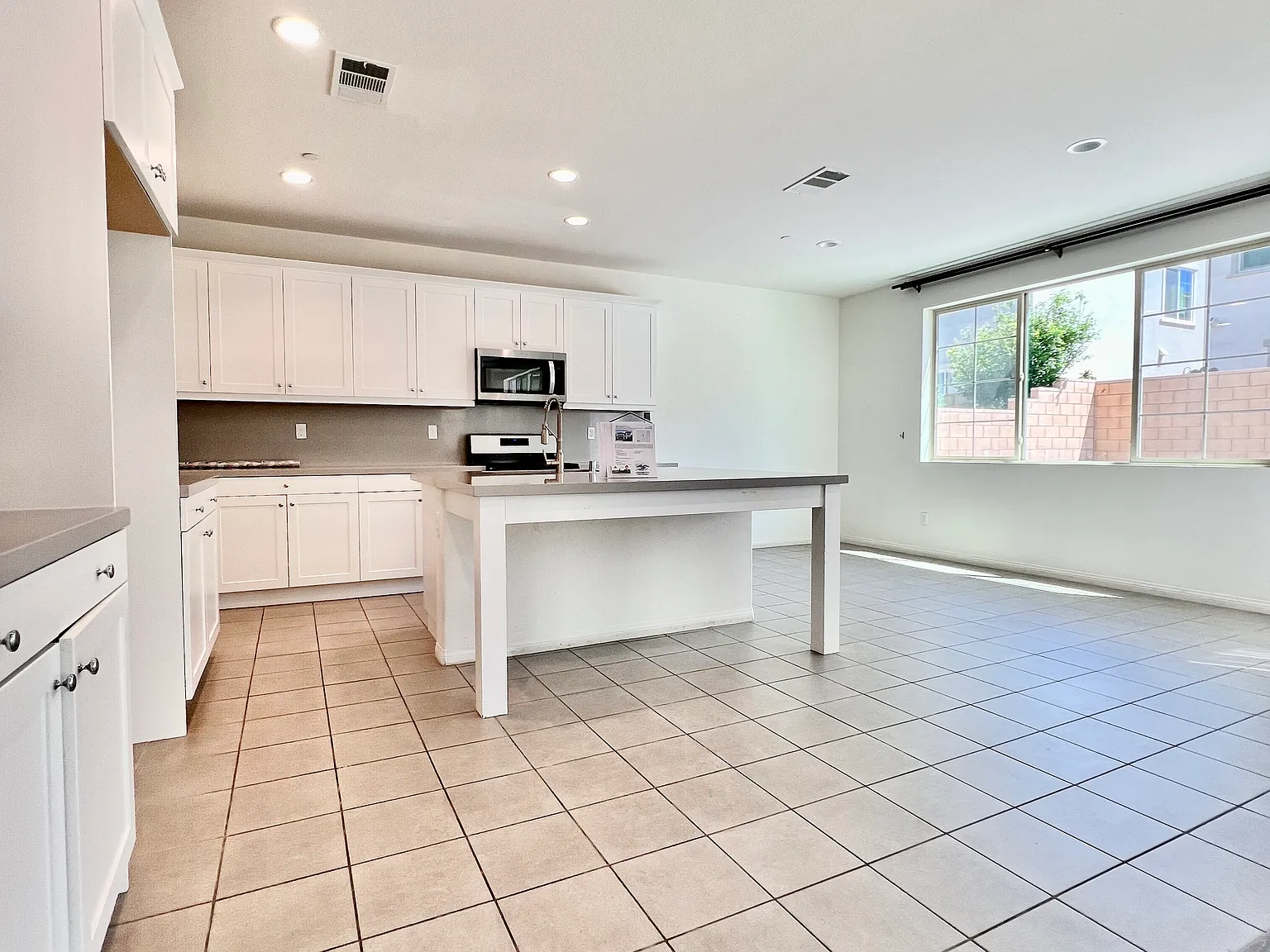 4 bed, 2960 sqft, $3,999 — Photo 3
