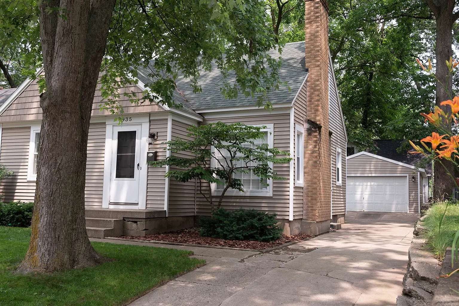 935 Merrifield St SE photo 1
