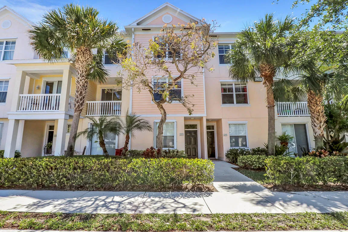 2 bed, 2.5 bath, 1344 sqft, $2,600 — Photo 1