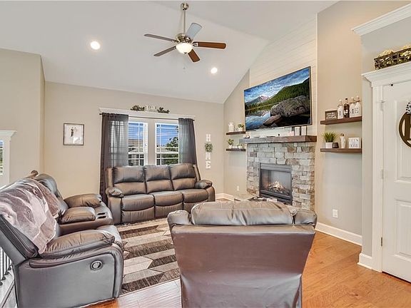 4th image of 1011 SW Powell Dr
