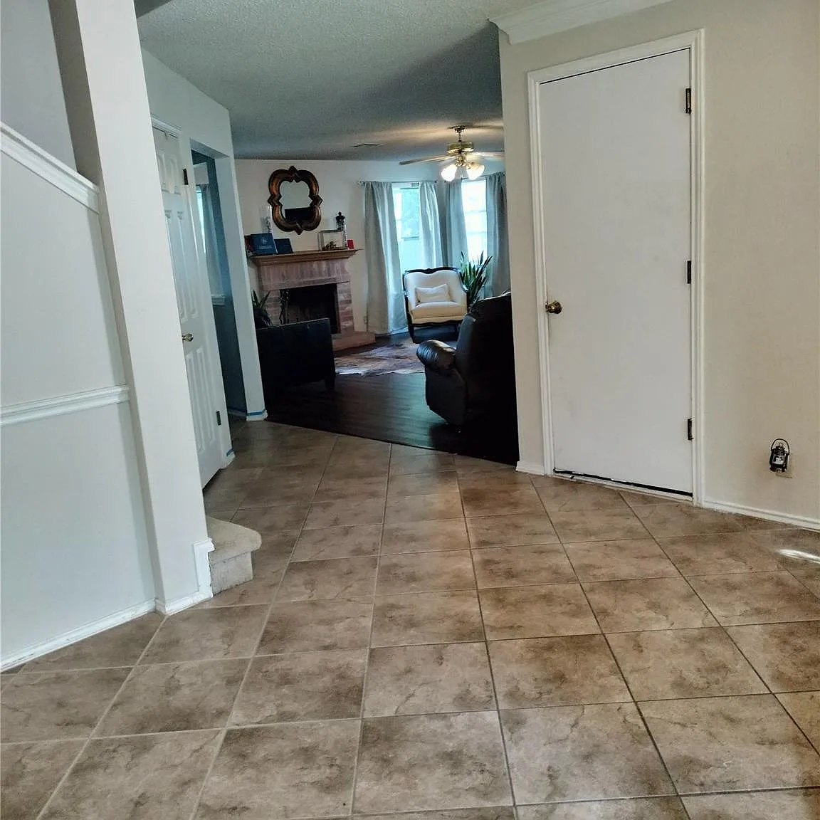4 bed, 2.5 bath, 2732 sqft, $2,400 — Photo 2