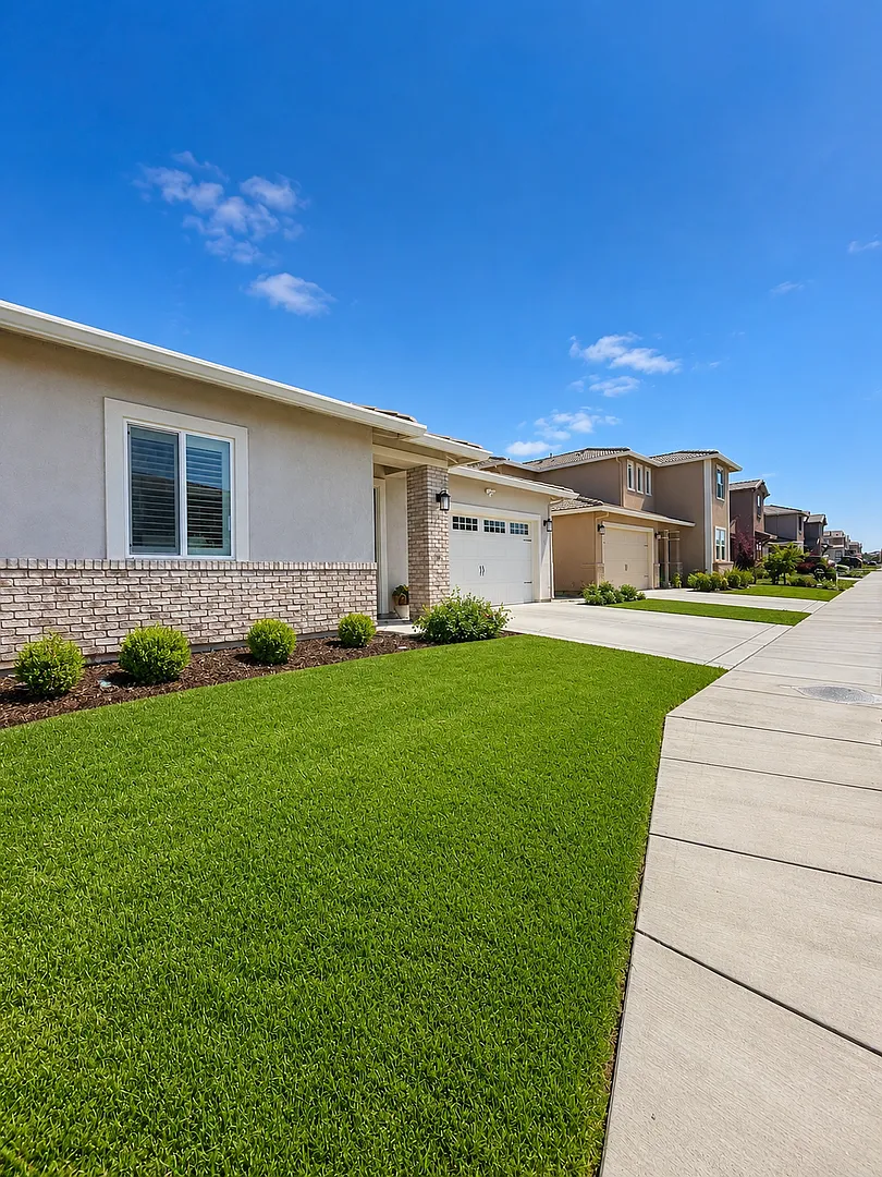 Beautiful 3-Bedroom Home with Open Floor Plan & Community Pool — Photo 2